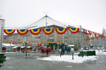 Centrul Sucevei, împodobit cu steaguri tricolore, pentru Ziua Bucovinei și cea a României