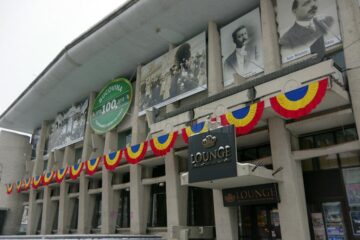 Centrul Sucevei, împodobit cu steaguri tricolore, pentru Ziua Bucovinei și cea a României
