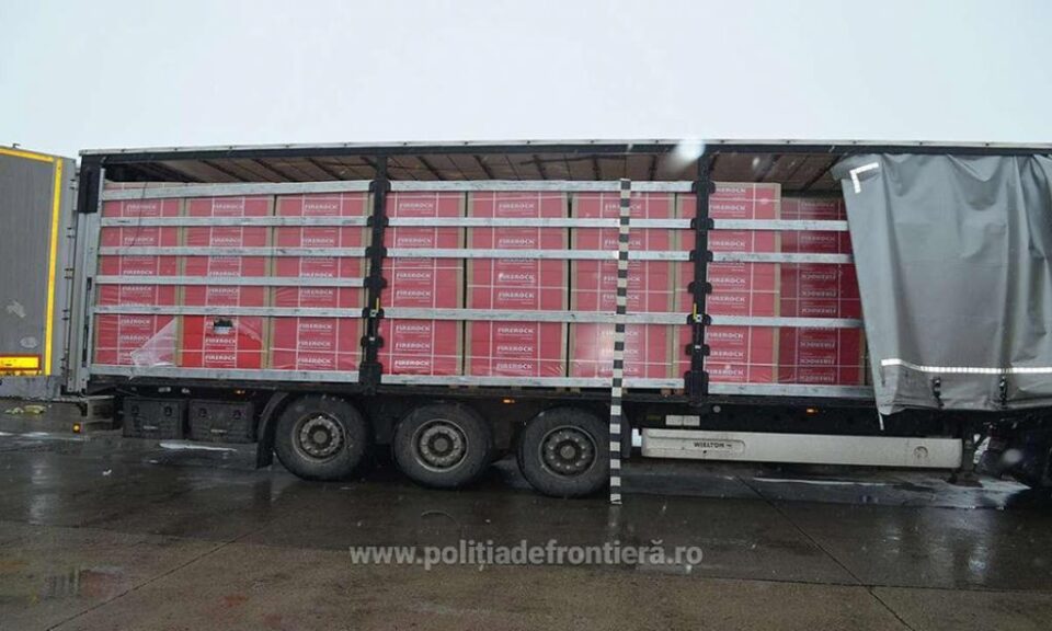 Tir încarcat cu țigări de contrabandă