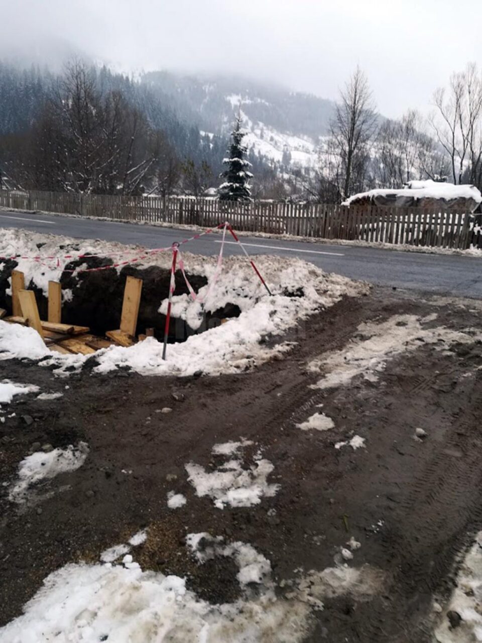 Lucrările la rețeaua de canalizare din Broșteni, un adevărat pericol public