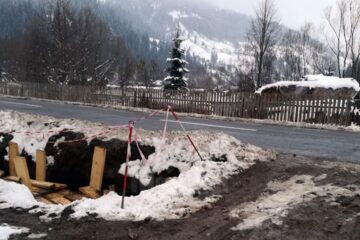 Lucrările la rețeaua de canalizare din Broșteni, un adevărat pericol public