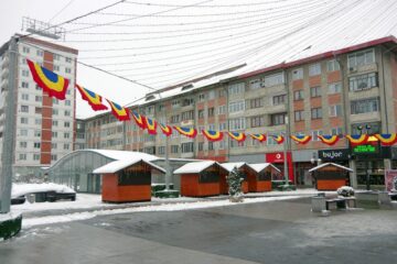 Centrul Sucevei, împodobit cu steaguri tricolore, pentru Ziua Bucovinei și cea a României