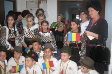 Elevii din Vama, în vizită la Căminul de bătrâni din Pojorâta