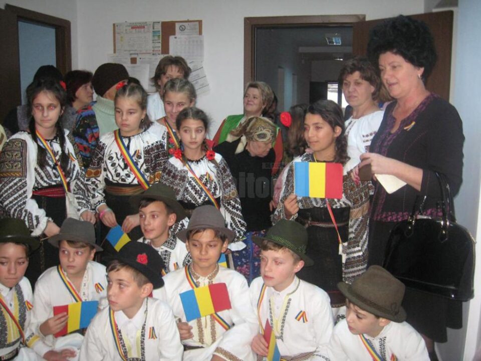 Elevii din Vama, în vizită la Căminul de bătrâni din Pojorâta