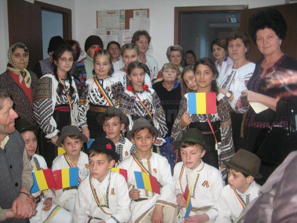 Elevii școlii din Vama au donat fructe și legume vârstnicilor de la Căminul de bătrâni Pojorâta