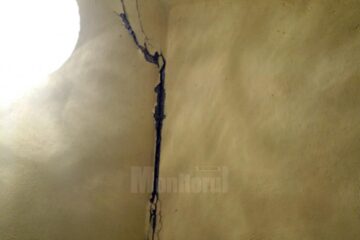 Crăpături serioase în pereți, în gospodăria lui Gheorghe Pițul