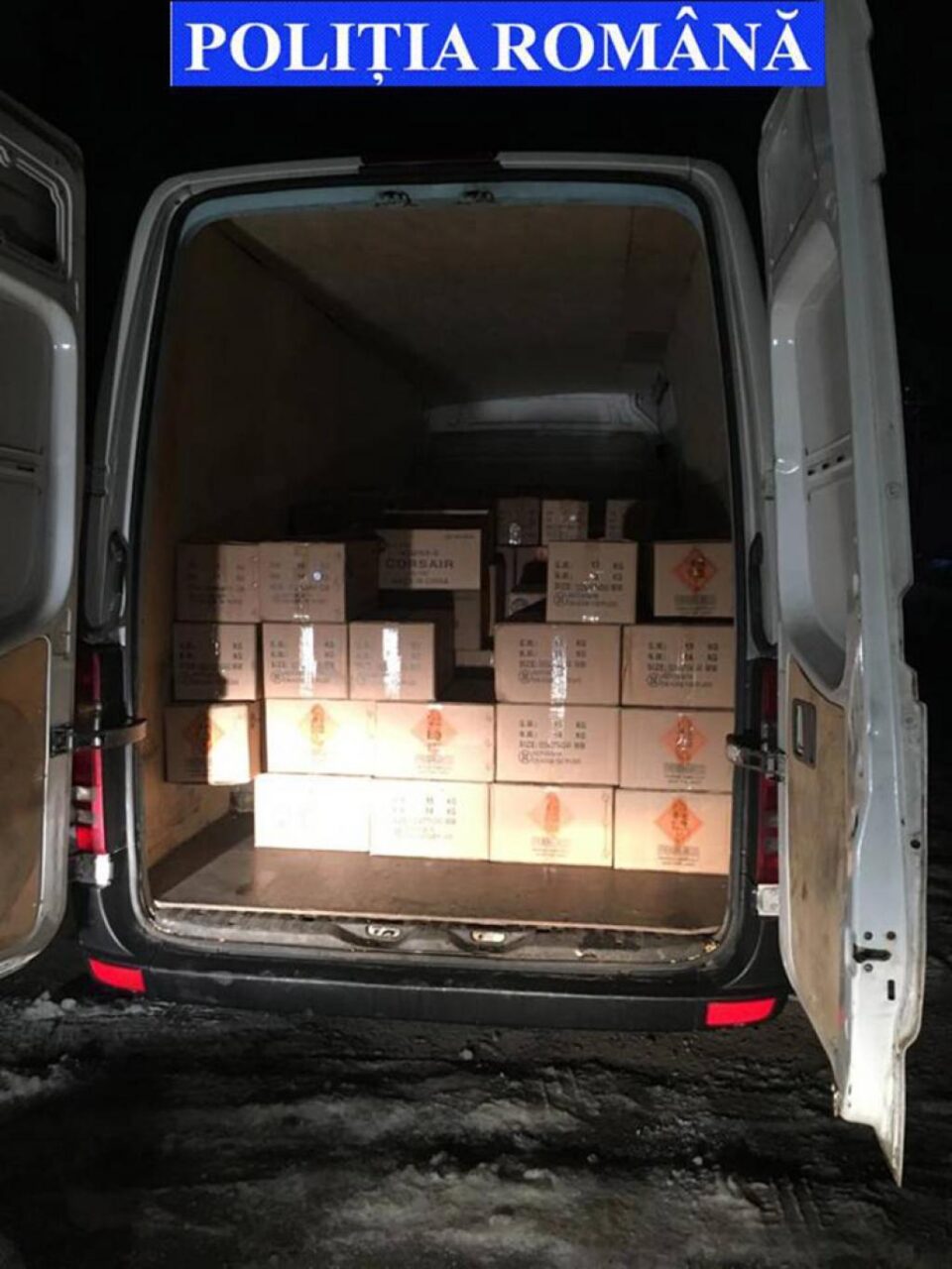 În autoutilitară se aflau 200 de baxuri cu materiale pirotehnice