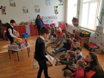 Daruri pentru preșcolarii de la Șcheia din partea elevilor de la Școala „Miron Costin” și Colegiul „Ștefan cel Mare”