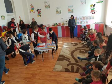 Daruri pentru preșcolarii de la Șcheia din partea elevilor de la Școala „Miron Costin” și Colegiul „Ștefan cel Mare”