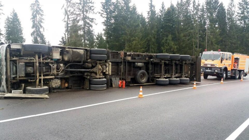 Un tir cu material lemnos s-a răsturnat în pasul Tihuța