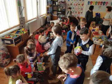 Daruri pentru preșcolarii de la Șcheia din partea elevilor de la Școala „Miron Costin” și Colegiul „Ștefan cel Mare”