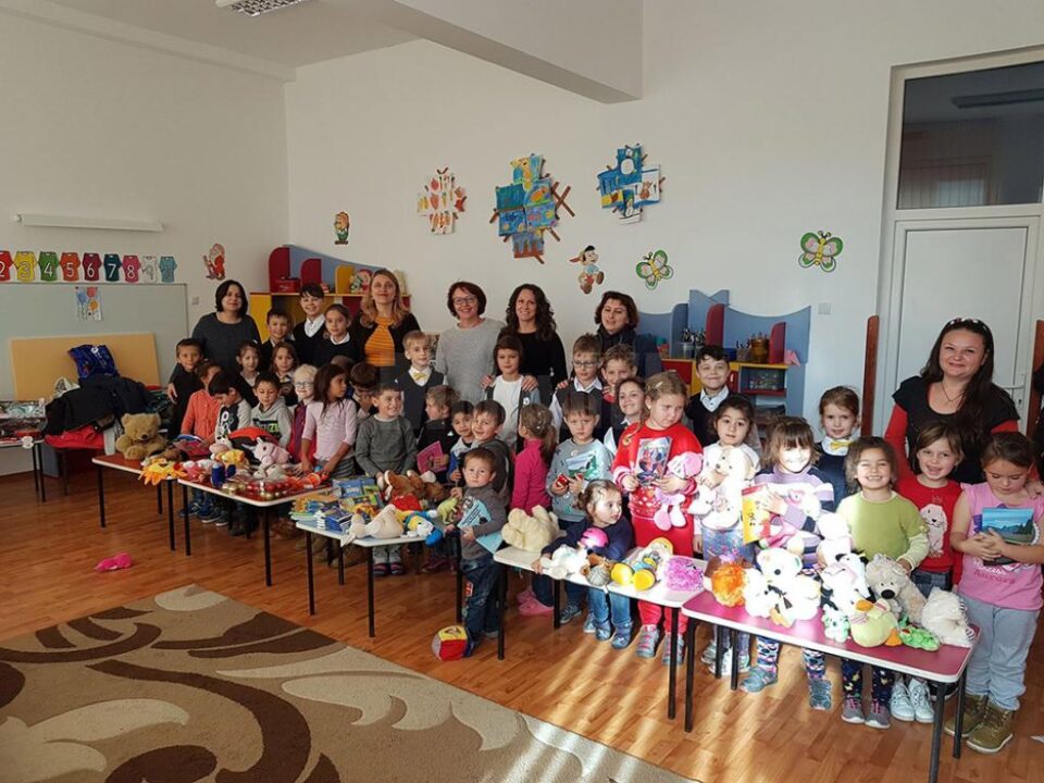 Acțiune caritabilă organizată de elevi de la Școala „Miron Costin” și Colegiul „Ștefan cel Mare” Suceava pentru preșcolarii de la Grădinița Șcheia
