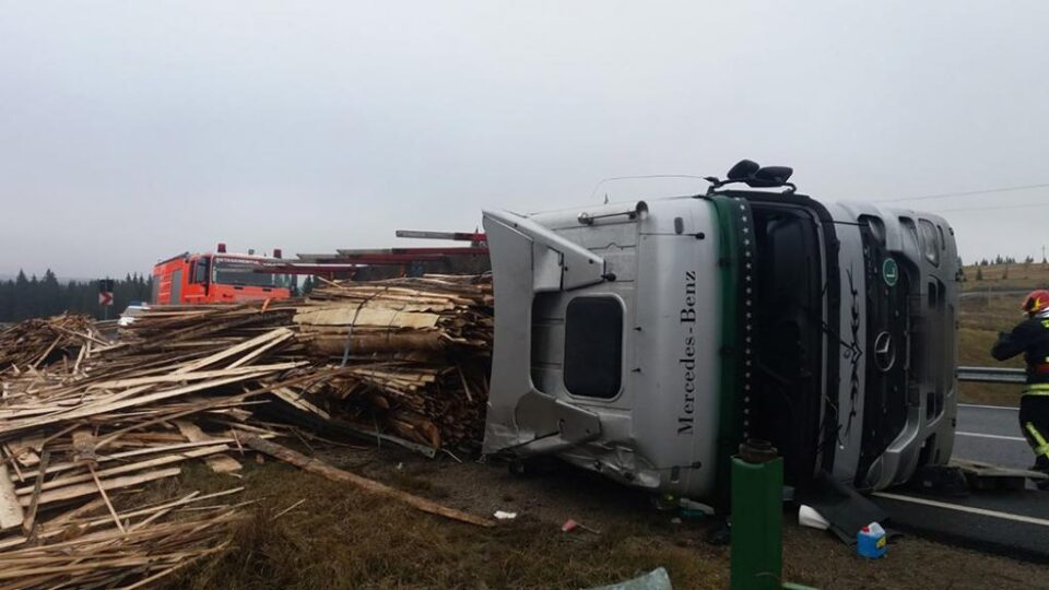 Un tir cu material lemnos s-a răsturnat în pasul Tihuța