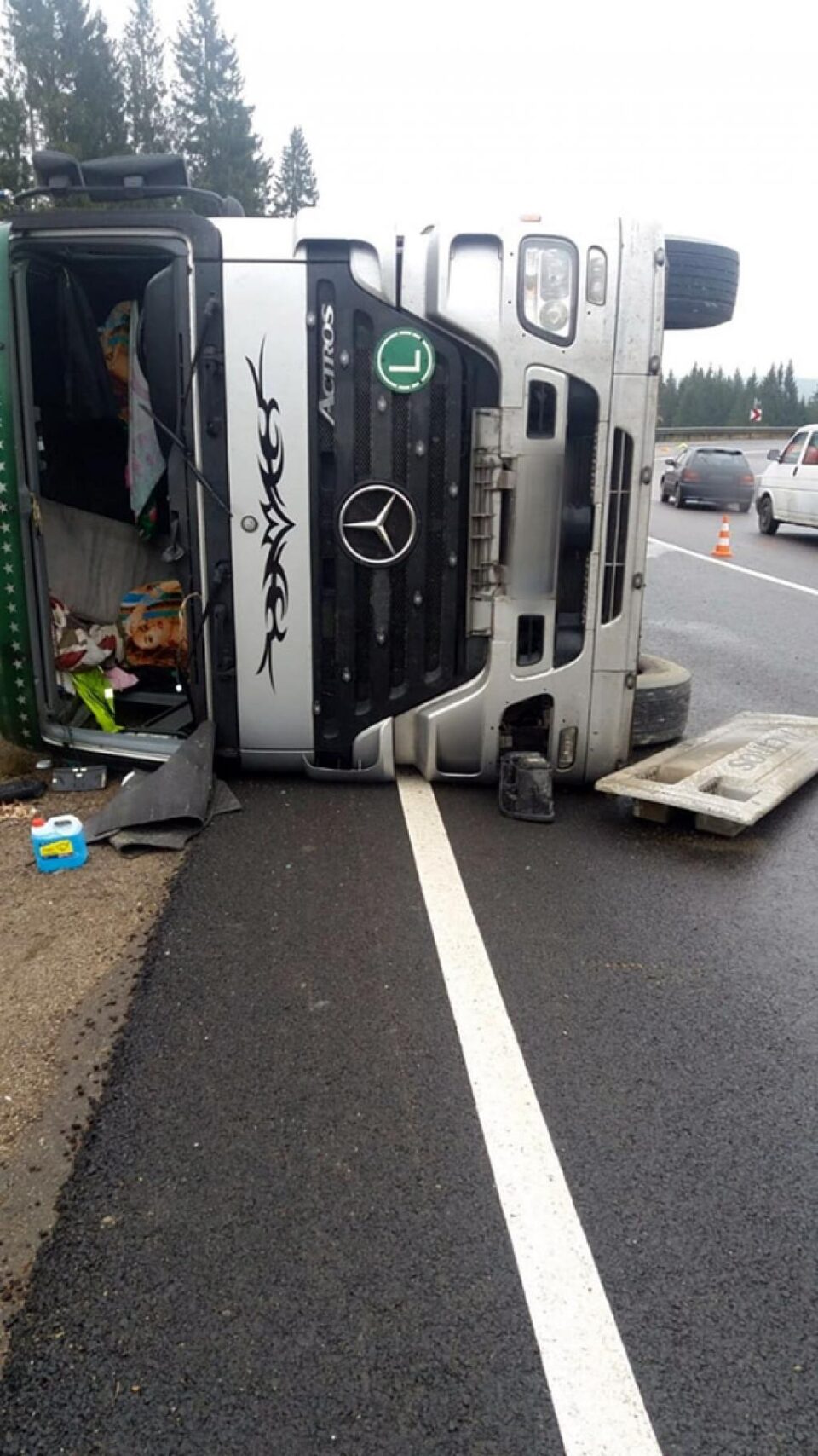 Un tir cu material lemnos s-a răsturnat în pasul Tihuța