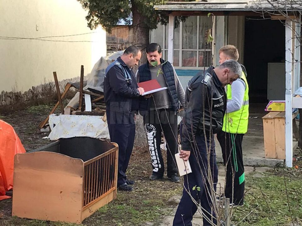 O fetiță de 1 an și 2 luni a murit carbonizată după ce fratele de 2 ani și 8 luni a luat un lemn de pe foc și i l-a pus în pătuț