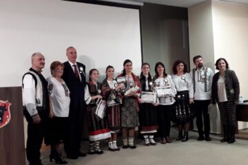 Câștigătorii, de la Școala "Miron Costin", alături de organizatori