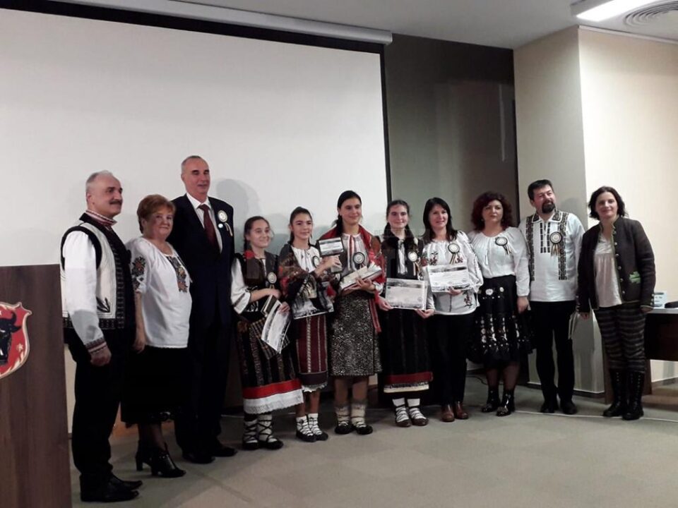 Câștigătorii, de la Școala "Miron Costin", alături de organizatori