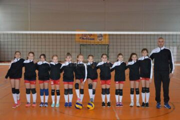 Micile voleibaliste de la ACS Kinder Suceava și antrenorul Ionuț Beligan
