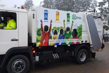 Mașini de gunoi inscripționate special vor ridica separat deșeurile reciclabile