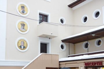 Personalități ale Unirii, imortalizate pe peretele exterior al vilei