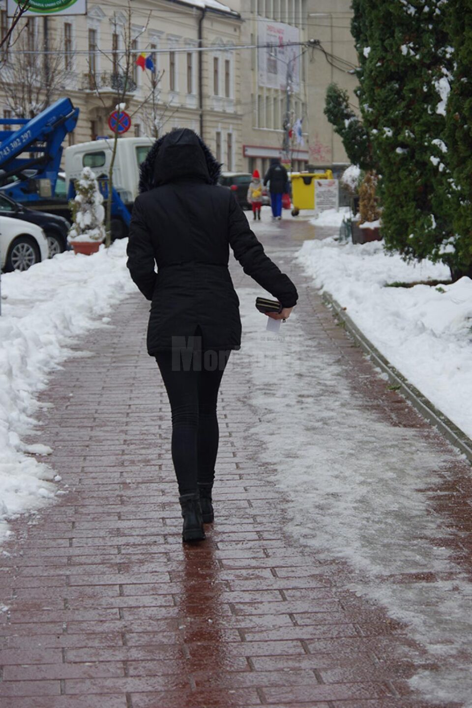 La primele ore ale dimineții, trotuarele din Suceava erau ca oglinda, din cauza poleiului