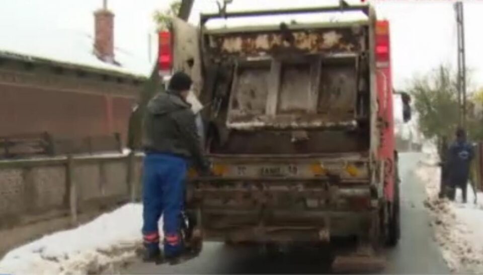 Angajat la salubritate, accidentat de o autoutilitară FOTO stirileprotv.ro Angajat la salubritate, accidentat de o autoutilitară FOTO stirileprotv.ro
