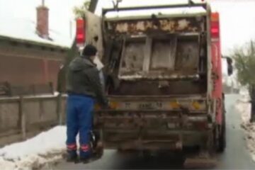 Angajat la salubritate, accidentat de o autoutilitară FOTO stirileprotv.ro