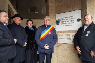 Dezvelirea plăcii aniversare care marchează împlinirea a 100 de ani de la Unirea Bucovinei cu România