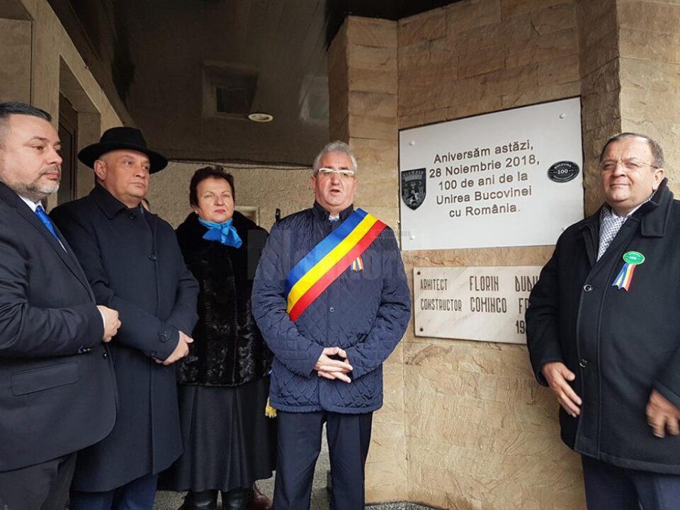 Dezvelirea plăcii aniversare care marchează împlinirea a 100 de ani de la Unirea Bucovinei cu România