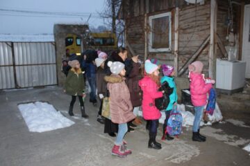 Elevii de la Așezământul „Sf. Ierarh Leontie” Rădăuți au oferit jucării, alimente și hăinuțe copiilor săraci din mai multe localități sucevene