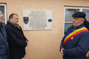 Placă aniversară, amplasată la fosta graniță dintre Bucovina și România