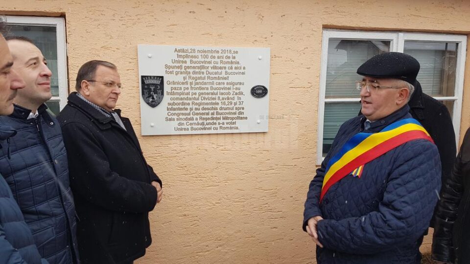Placă aniversară, amplasată la fosta graniță dintre Bucovina și România