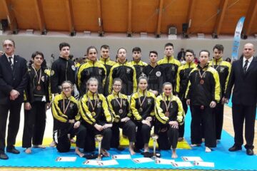 Cei 16 sportivi ai clubului He Pai alături de instructorul Ovidiu Zegrea (dreapta)
