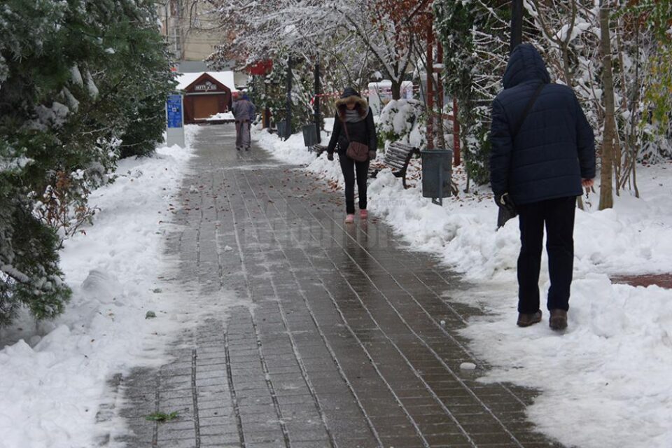 40 de oameni au avut nevoie de îngrijiri medicale, după ce au căzut pe gheață, în Suceava