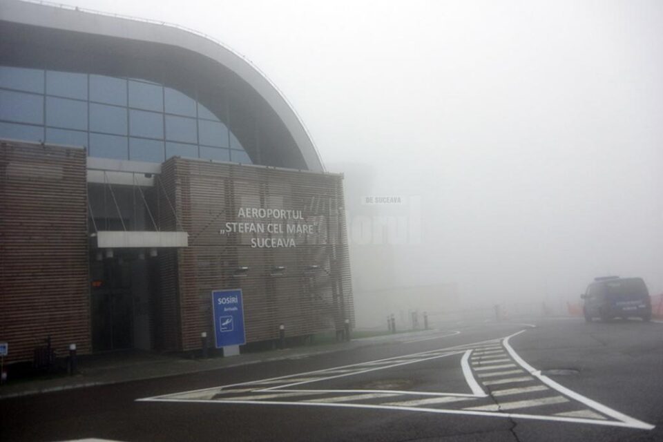 Vizibilitatea redusă din cauza ceții dense a făcut imposibilă aterizarea și decolarea avioanelor pe/de pe aeroportul Suceava Vizibilitatea redusă din cauza ceții dense a făcut imposibilă aterizarea și decolarea avioanelor pe/de pe aeroportul Suceava