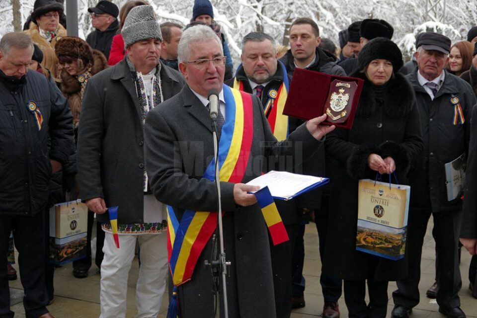 Placheta „Cetățenii Centenarului”,, prezentată de primarul Sucevei, Ion Lungu