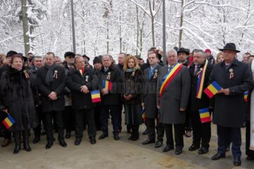 Oficialitățile locale și naționale prezente la reinaugurarea statuii lui Ștefan cel Mare