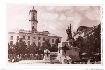 În cinstea actului de la 28 noiembrie 1918, la Cernăuți a fost ridicat un monument al Unirii, care astăzi nu mai există
