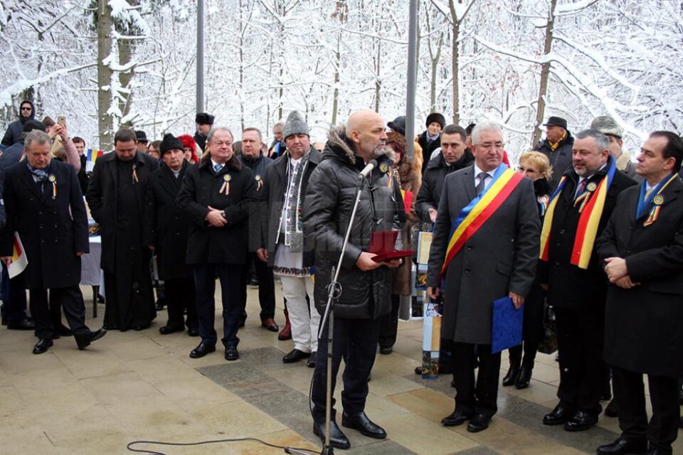 „Cetățenii Centenarului”, premiați de Ziua Bucovinei, la statuia lui Ștefan cel Mare