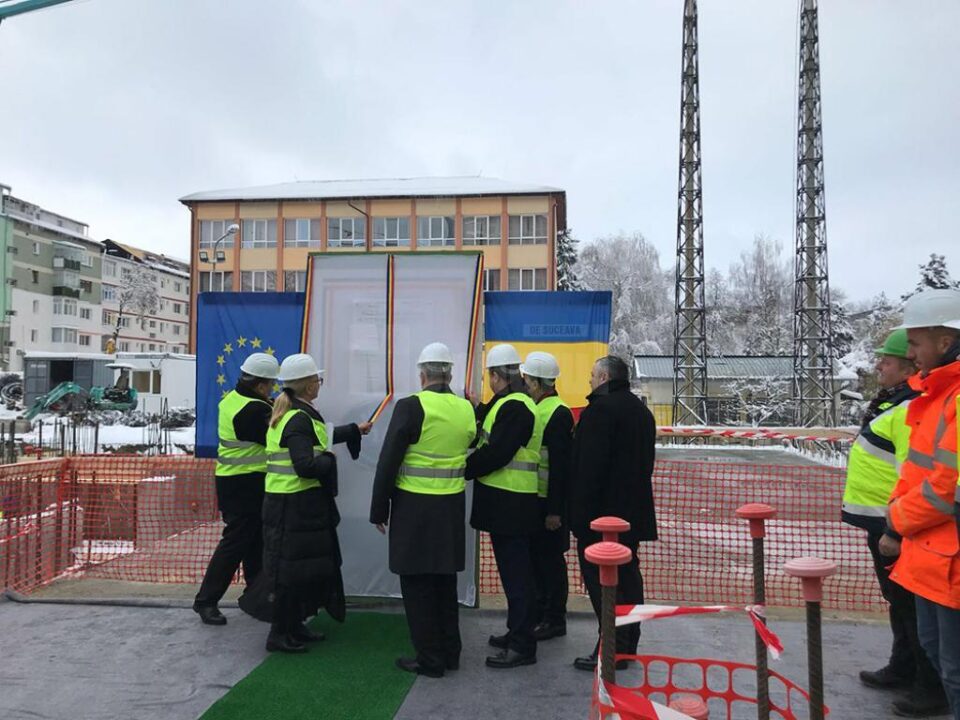 Placă omagială „Centenar”, amplasată ieri pe corpul nou care se construiește la Spitalul de Urgență Suceava, destinat ambulatoriului