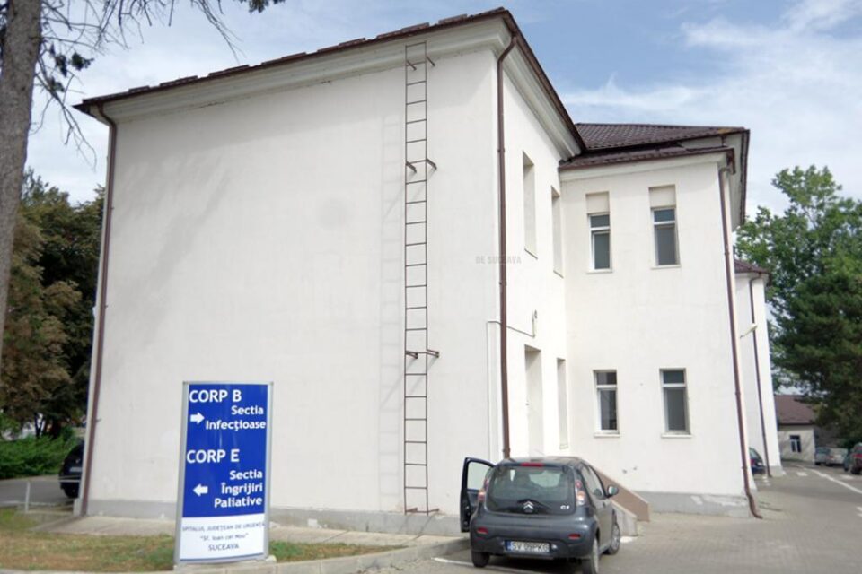 Pacientul se află internat în secția Boli Infecțioase a Spitalului de Urgență „Sfântul Ioan cel Nou” din Suceava Pacientul se află internat în secția Boli Infecțioase a Spitalului de Urgență „Sfântul Ioan cel Nou” din Suceava