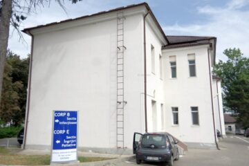 Pacientul se află internat în secția Boli Infecțioase a Spitalului de Urgență „Sfântul Ioan cel Nou” din Suceava