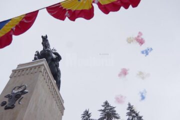 Statuia ecvestră a lui Ștefan cel Mare, reinaugurată de Ziua Bucovinei, cu cântece patriotice și artificii tricolore