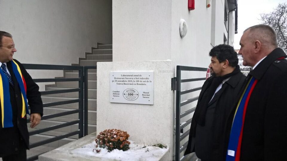 Inaugurarea clădirii reabilitate și modernizate a fost făcută în cadru festiv, în ziua aniversării Centenarului Unirii Bucovinei cu România, prin dezvelirea unei plăgi omagiale Inaugurarea clădirii reabilitate și modernizate a fost făcută în cadru festiv, în ziua aniversării Centenarului Unirii Bucovinei cu România, prin dezvelirea unei plăgi omagiale