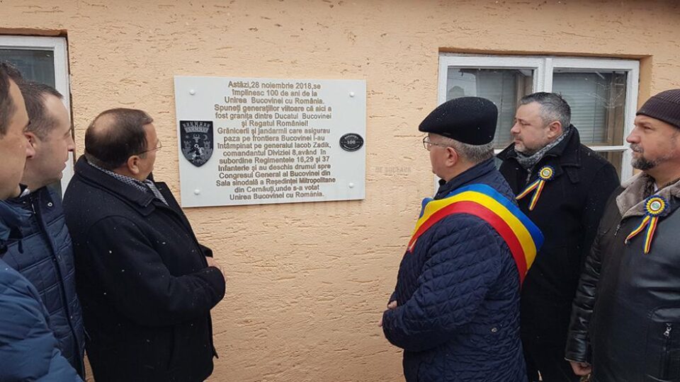 Placă aniversară dezvelită la Centenar, pe locul graniței dintre Ducatul Bucovinei și Regatul României