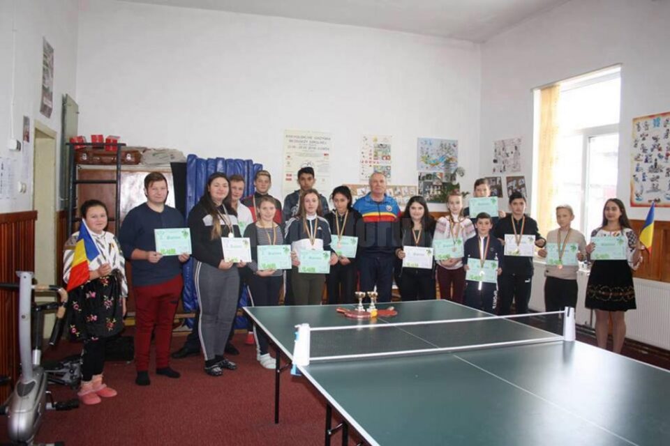 Elevii din Pârteștii de Jos s-au întrecut la tenis de masă la Cupa „Centenarului”