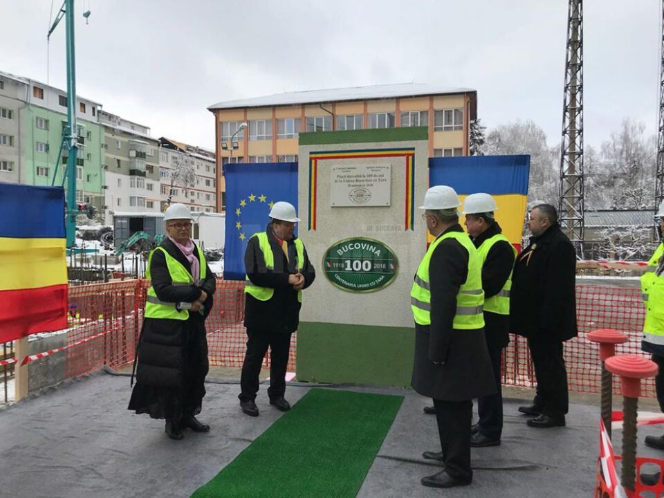 Placa a fost dezvelită de directorul medical al spitalului, dr. Doina Ganea Motan, de președintele CJ, Gheorghe Flutur, de primarul Ion Lungu și de liderii PNL Ludovic Orban, Vasile Blaga și Ion Balan