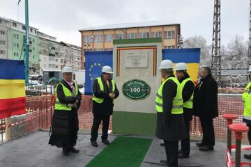 Placa a fost dezvelită de directorul medical al spitalului, dr. Doina Ganea Motan, de președintele CJ, Gheorghe Flutur, de primarul Ion Lungu și de liderii PNL Ludovic Orban, Vasile Blaga și Ion Balan