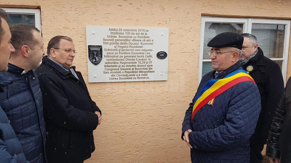 Placă aniversară dezvelită la Centenar, pe locul graniței dintre Ducatul Bucovinei și Regatul României