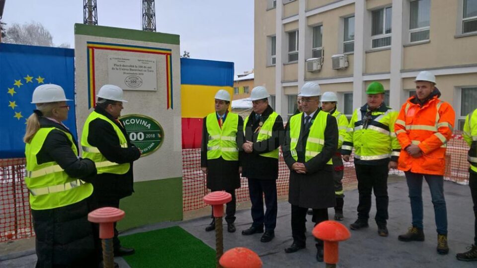 Placă omagială „Centenar”, amplasată ieri pe corpul nou care se construiește la Spitalul de Urgență Suceava, destinat ambulatoriului